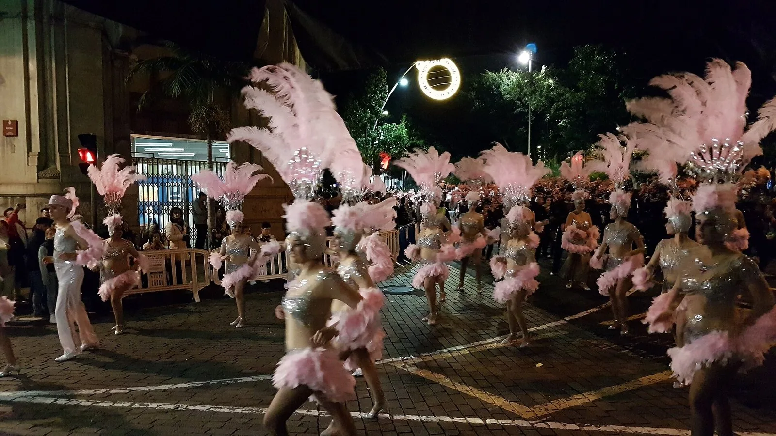 Costumi piumati durante il Carnevale di Santa Cruz de Tenerife
