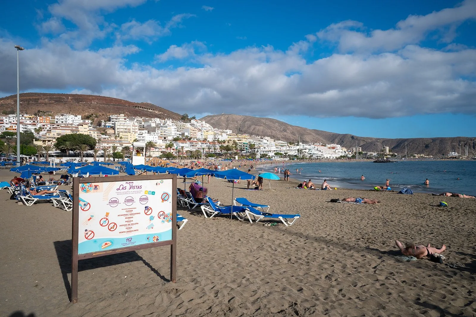 Spiaggia del sud di Tenerife in una giornata serena