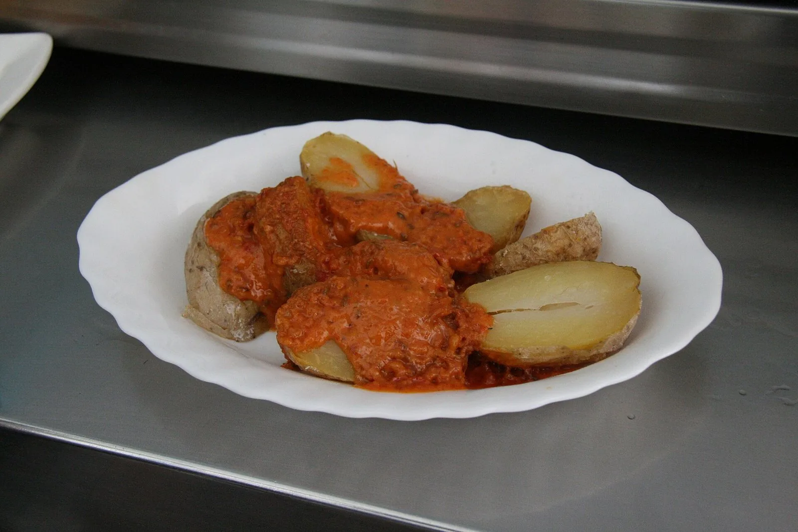 Papas arrugadas servite con mojo rojo