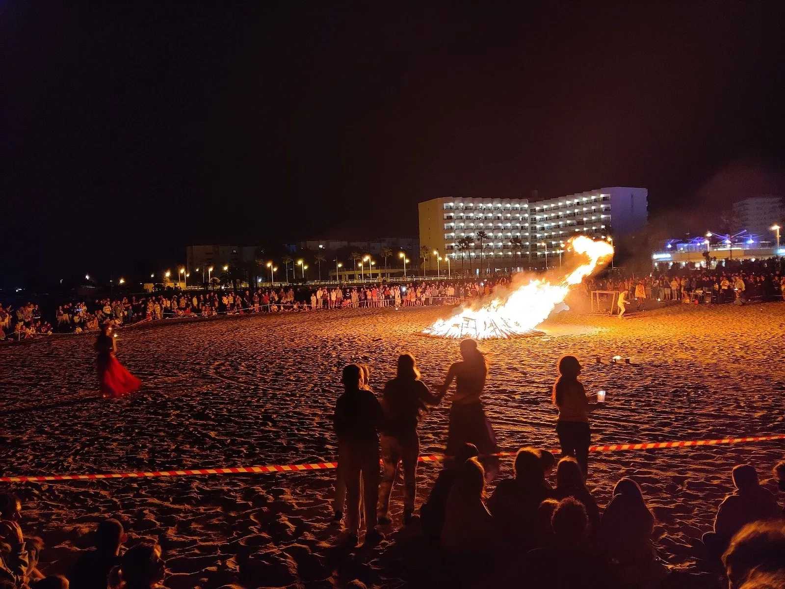 Falò acceso su una spiaggia durante la notte di San Juan