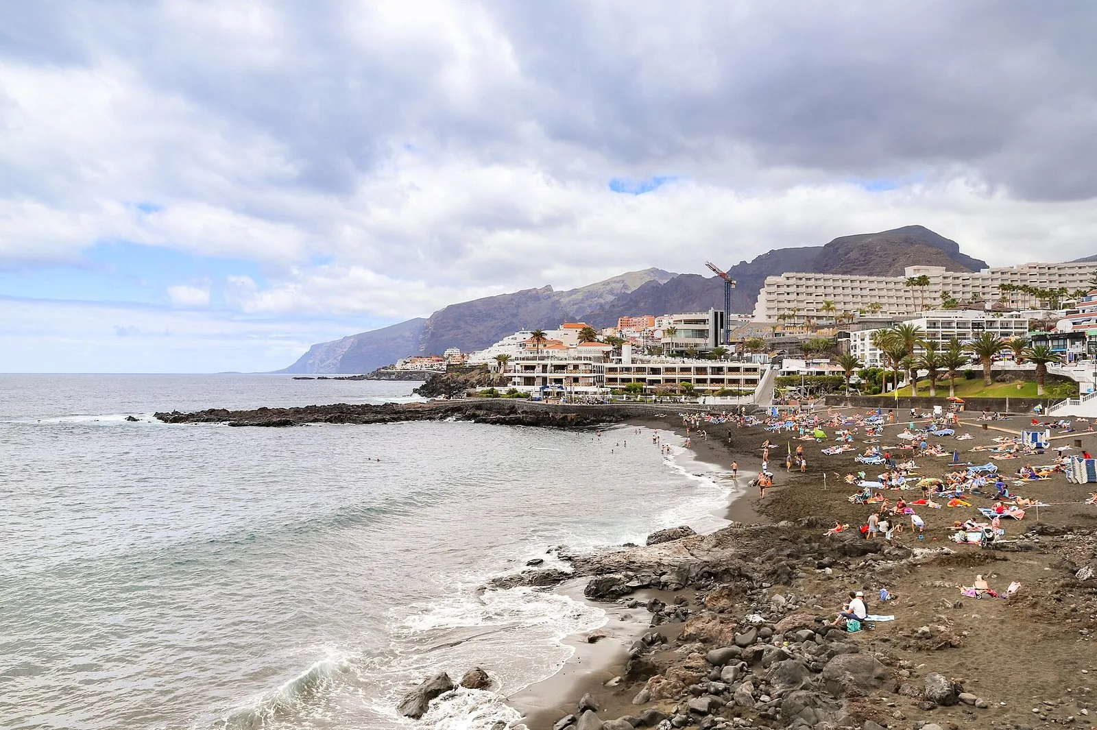 Spiaggia di sabbia scura vulcanica sulla costa di Tenerife