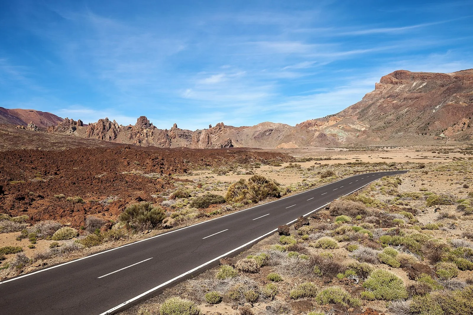 La strada che attraversa il paesaggio vulcanico del parco del Teide